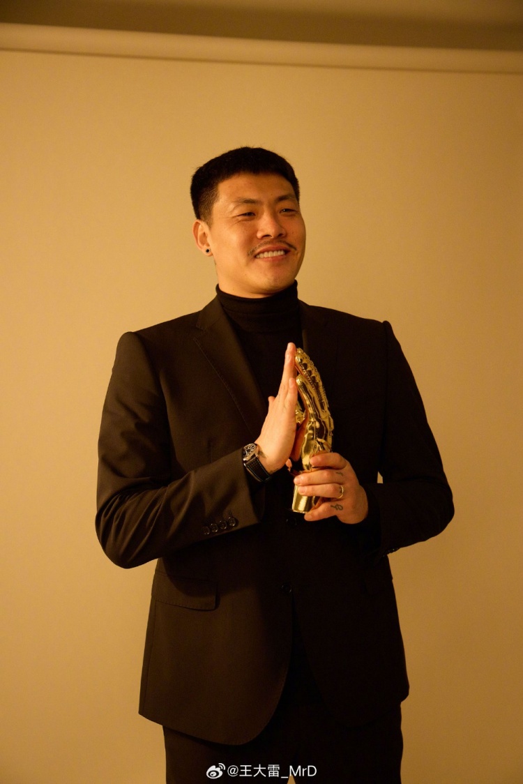  獲中國足球金手套獎，王大雷發(fā)文：既是榮譽也是鞭策自己的動力