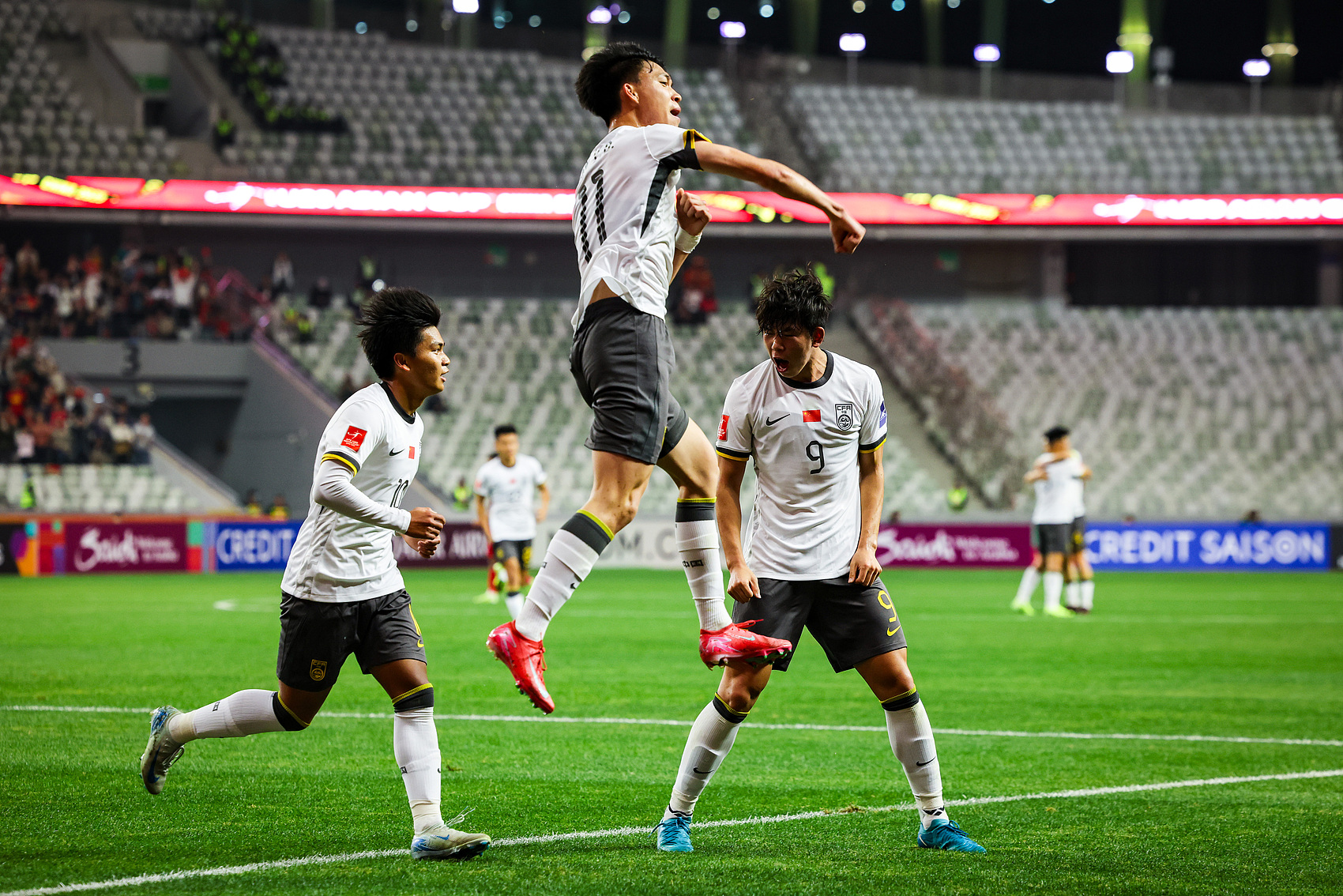  全面壓制！國青半場控球率高達7成，射門比9-3，造對方3張黃牌