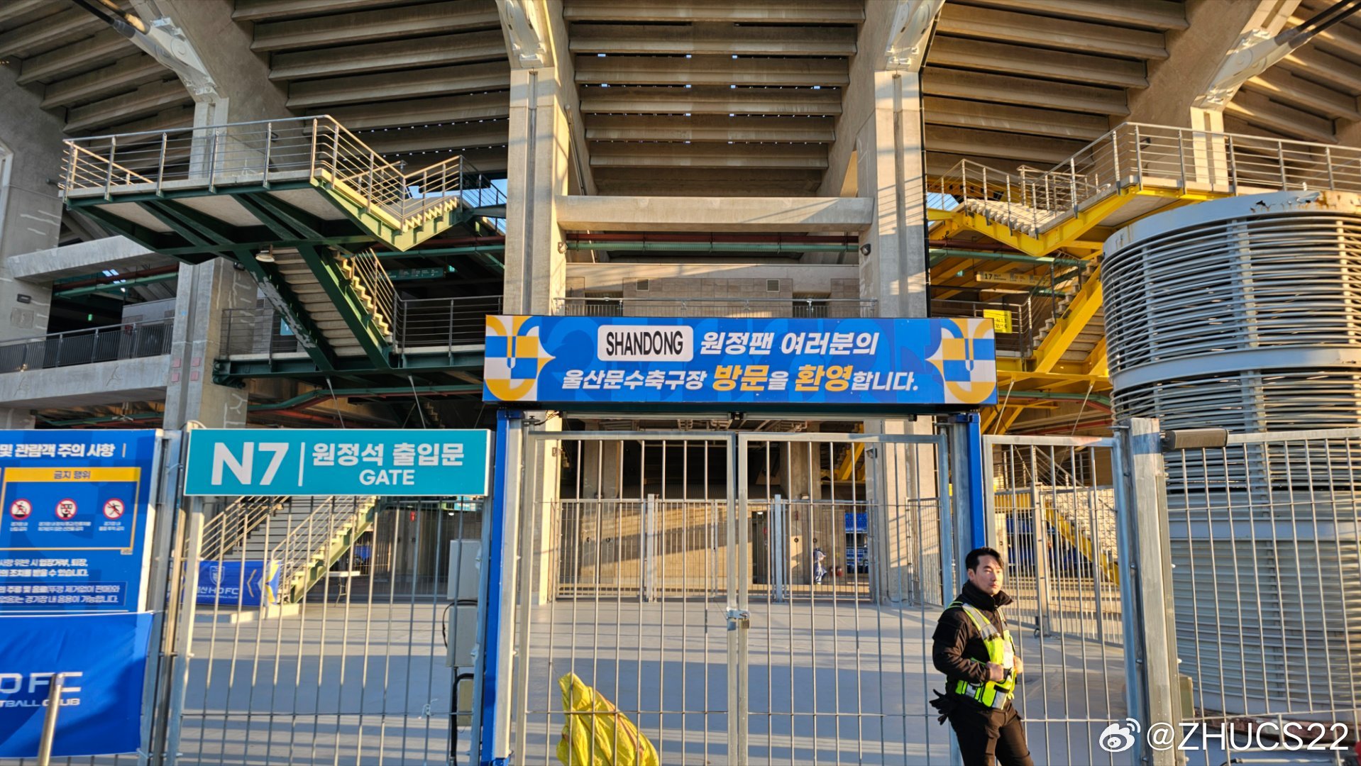  博主：蔚山現(xiàn)場工作人員、轉(zhuǎn)播車、安保在準備撤場，場外一片安靜