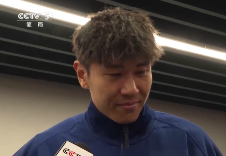  鐵漢柔情！三鎮(zhèn)球員劉奕鳴探望患病小球迷時哽咽