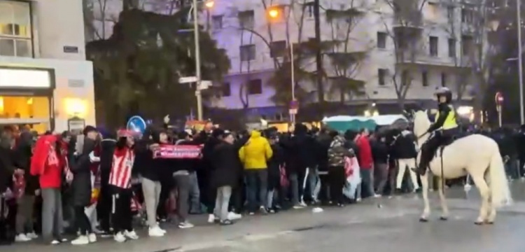  馬競球迷進入伯納烏時向人群投擲雜物，導致安保對其進行脫鞋檢查