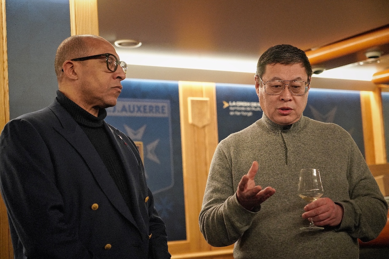  法國足協(xié)主席迪亞洛做客歐塞爾，并與董事會(huì)主席周云杰會(huì)晤