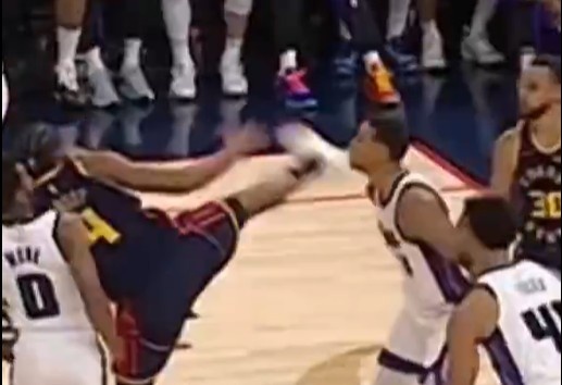  抬腳過高踢到了對手下巴！NBA官方：穆迪這一動作被判1級惡犯