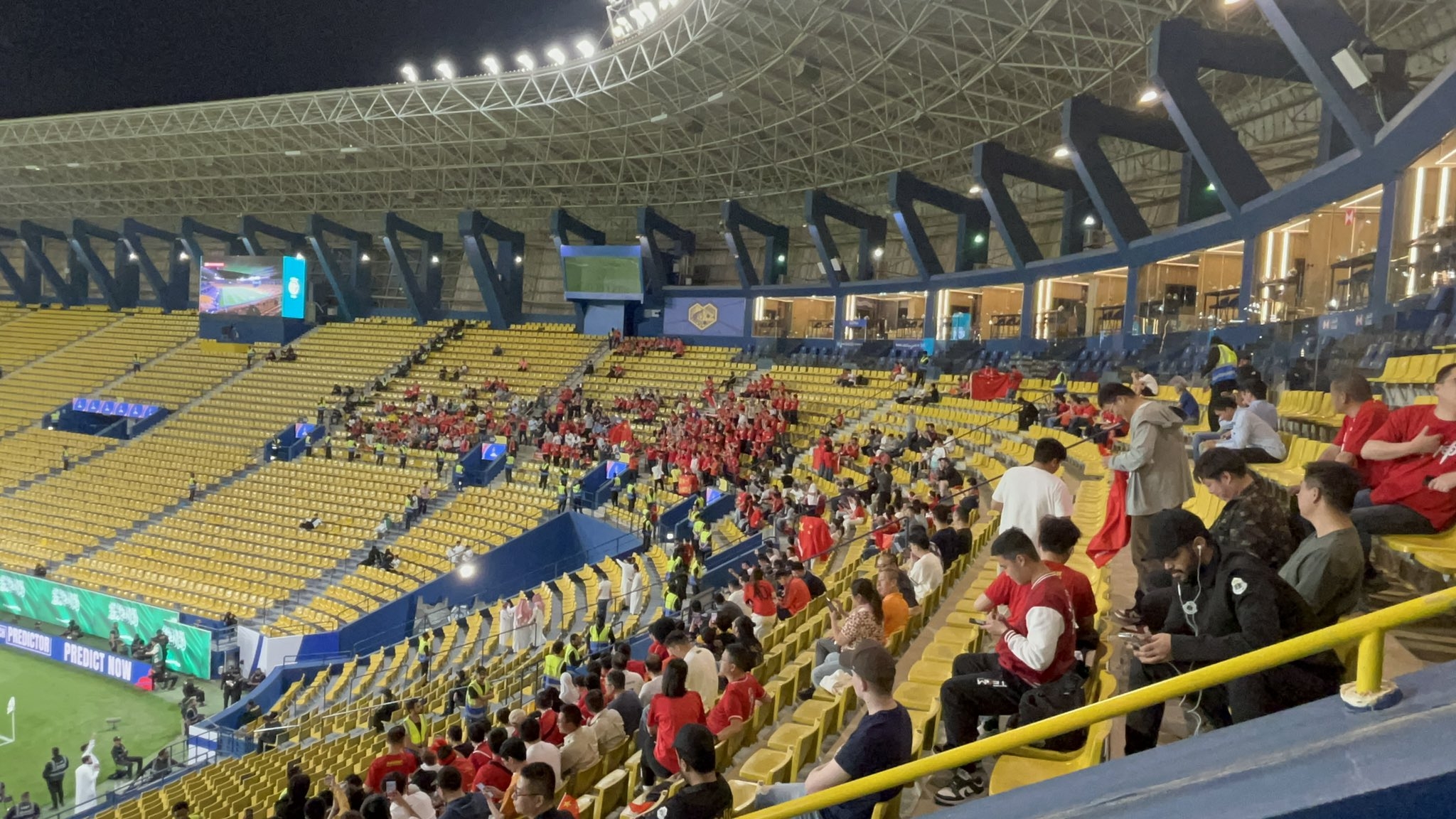  球票已售罄！中國球迷已經(jīng)入場，坐在球場上層沙特球迷區(qū)上方