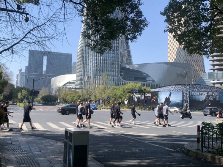  心態(tài)放松，有網(wǎng)友拍到澳大利亞隊(duì)早上在萬象城citywalk