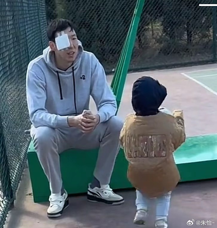  顧家好男人！記者曬出周琦手術(shù)后回歸家庭帶娃照片