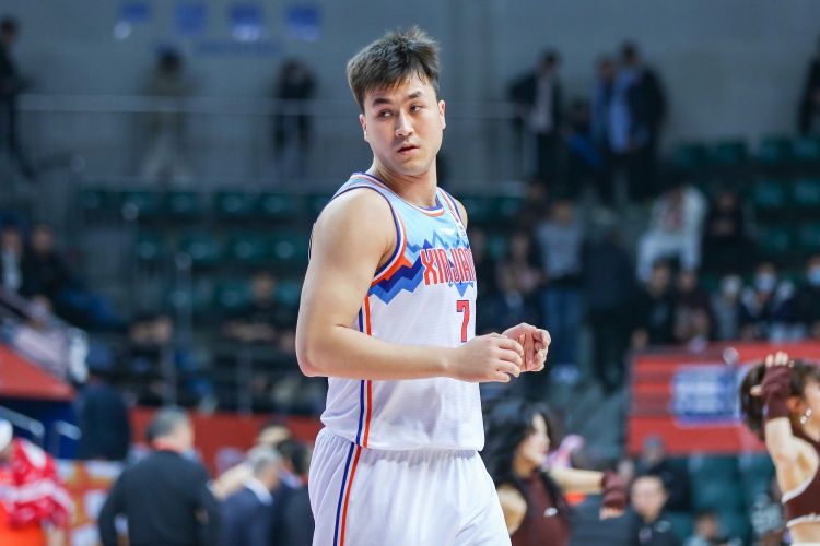  防到5犯被提前罰下！艾孜麥提全場9中3 貢獻(xiàn)9分1板1斷