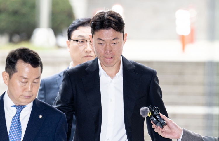  韓媒：庭審現場黃義助始終低頭雙手合十，判決后不停致歉