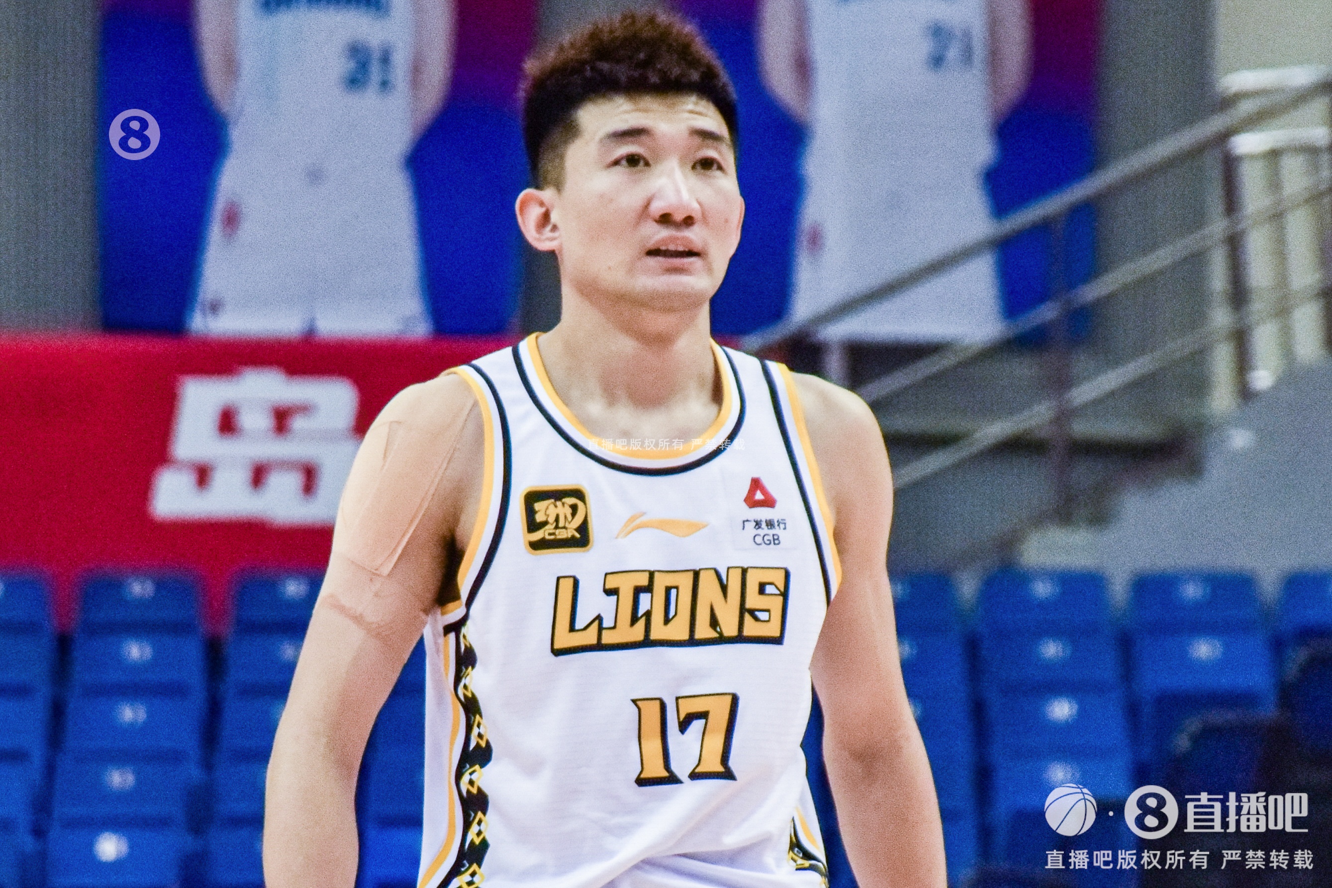  效率太低！孫銘徽15中4拿到15分4板12助2斷1帽 5次犯規(guī)